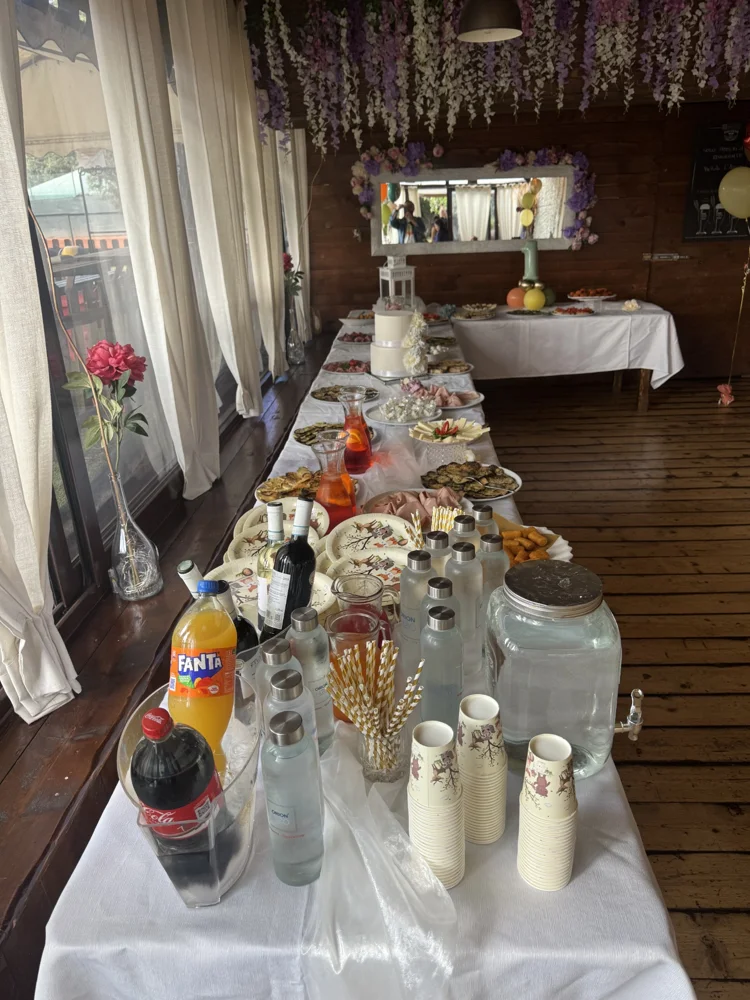 Un buffet realizzato nella sala di Mama’s Restaurant