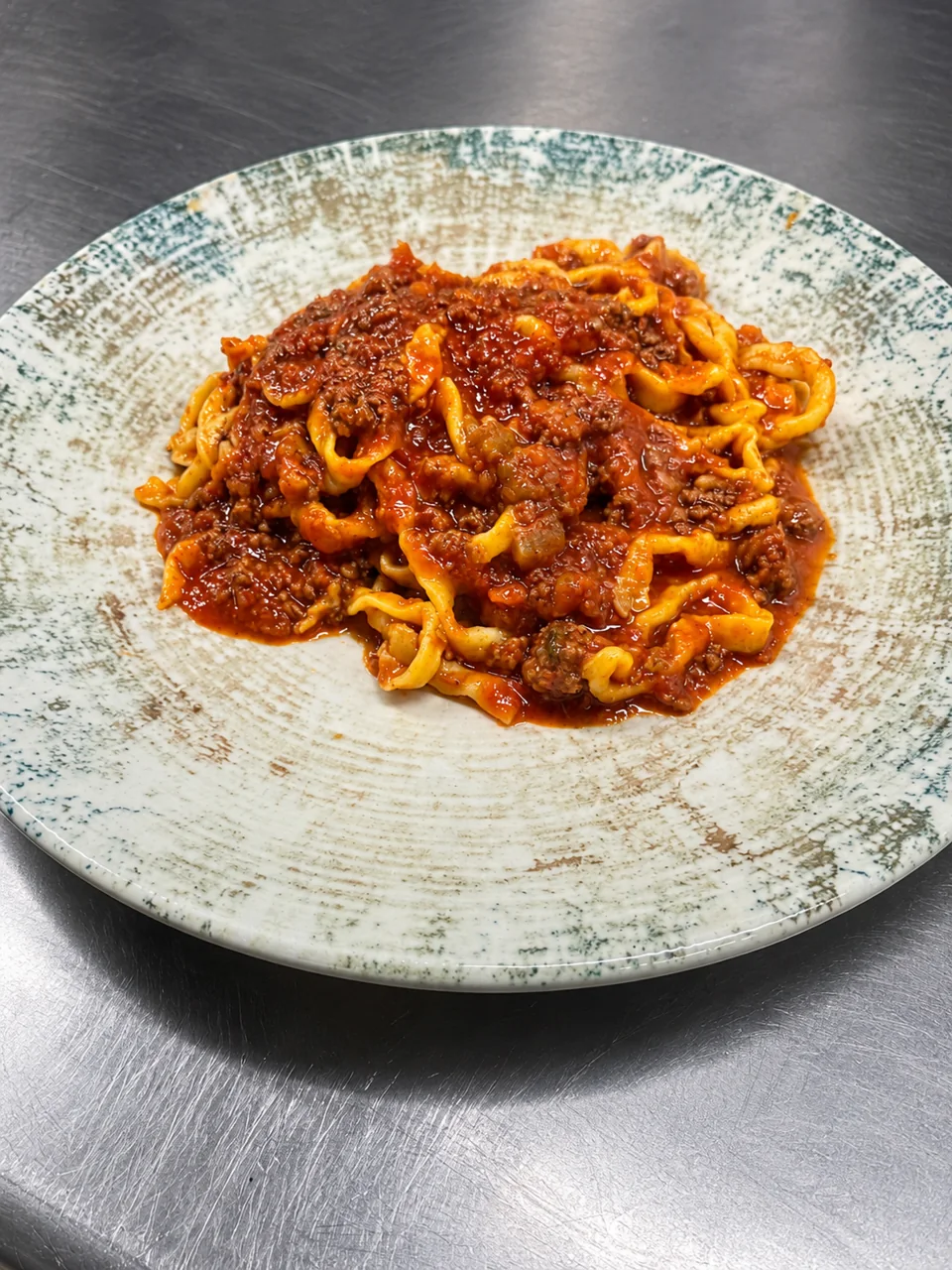 Fettuccine al ragù di manzo su piatto in ceramica da Mama’s Restaurant