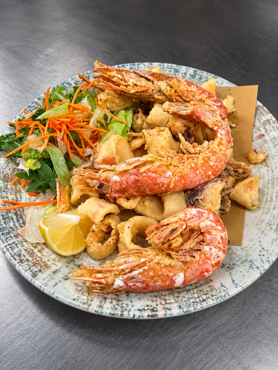 Frittura di calamari e gamberi con limone da Mama’s Restaurant