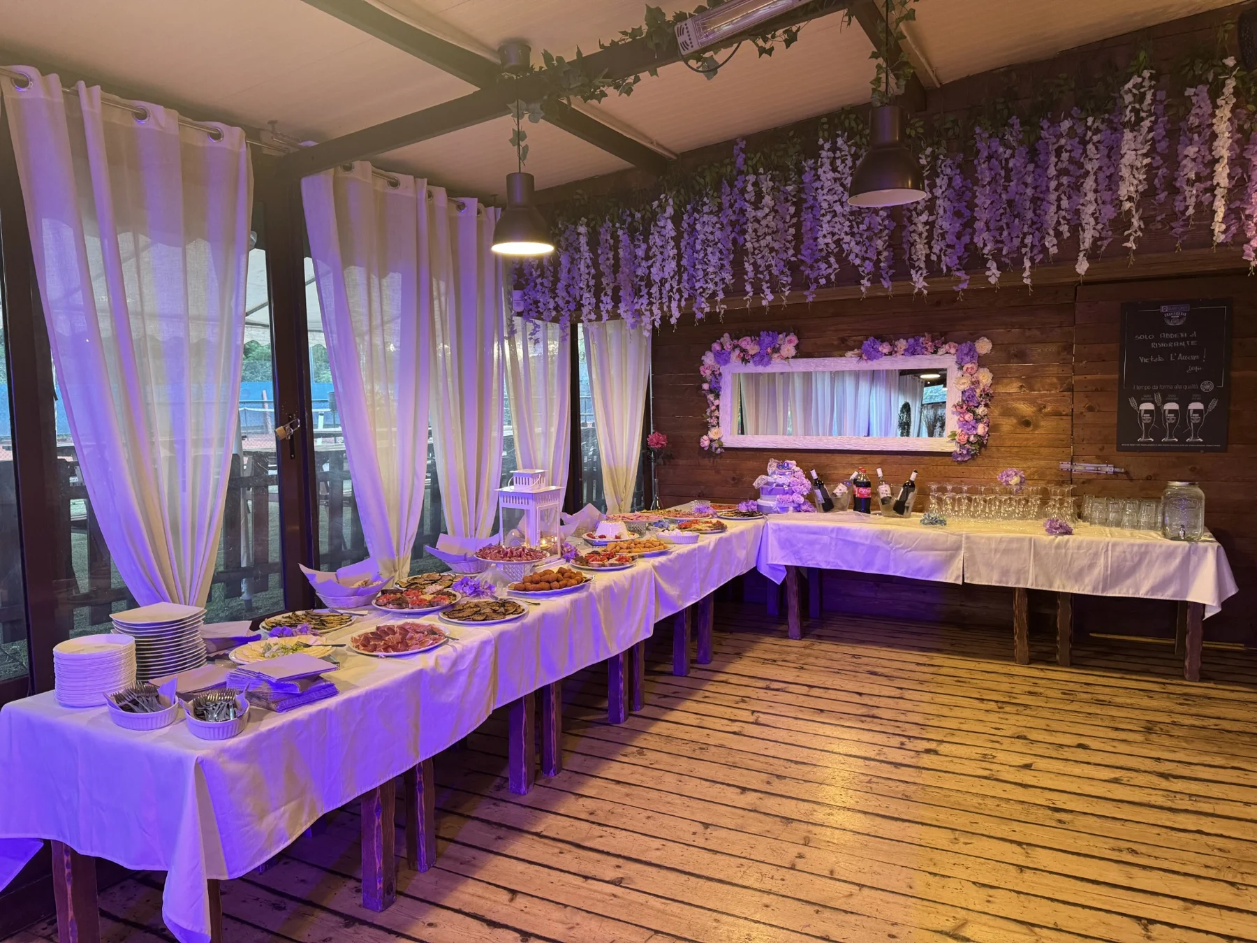 La sala di Mama’s Restaurant allestita per un evento con buffet