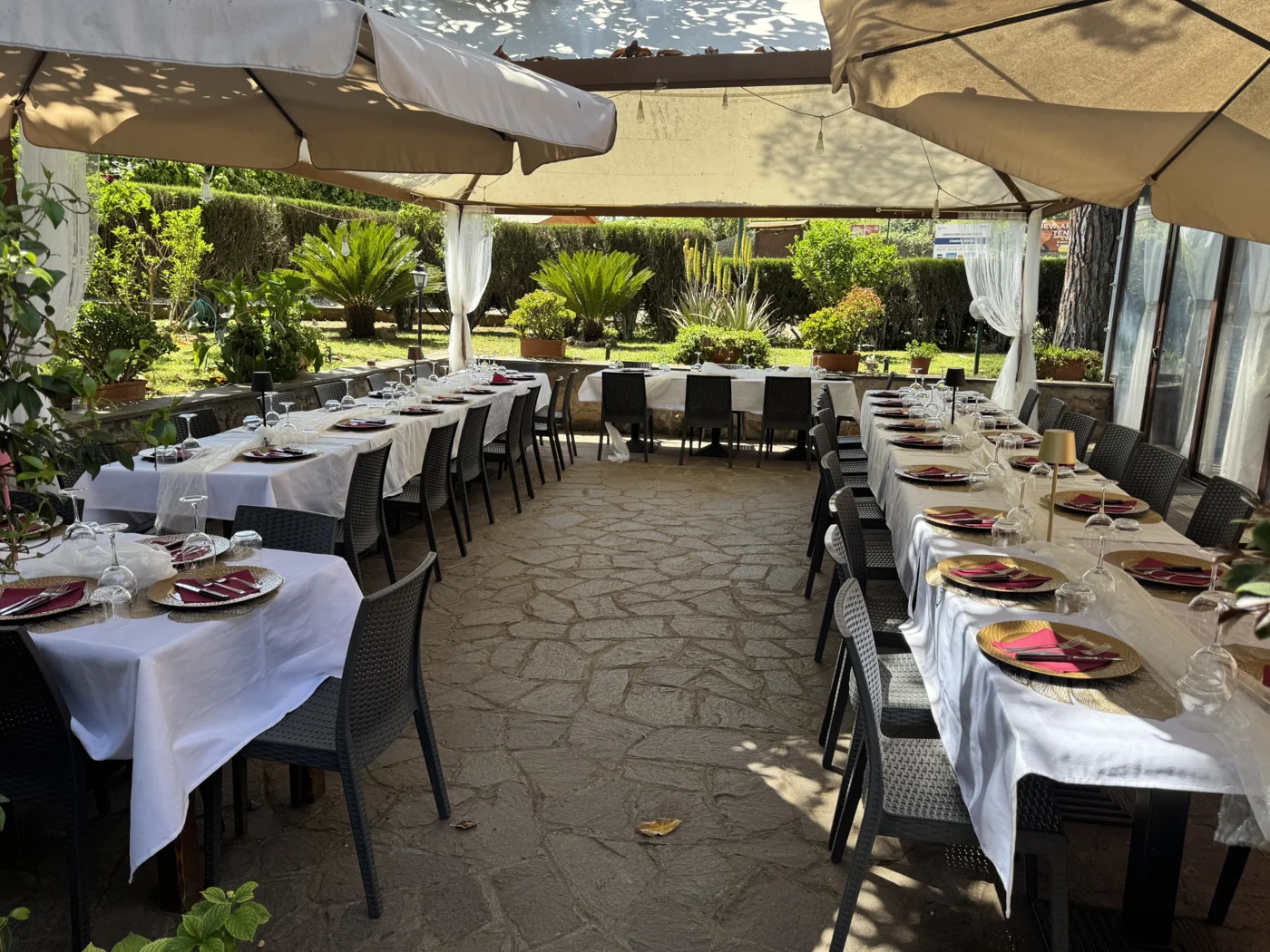 I tavoli della terrazza apparecchiati per stare insieme